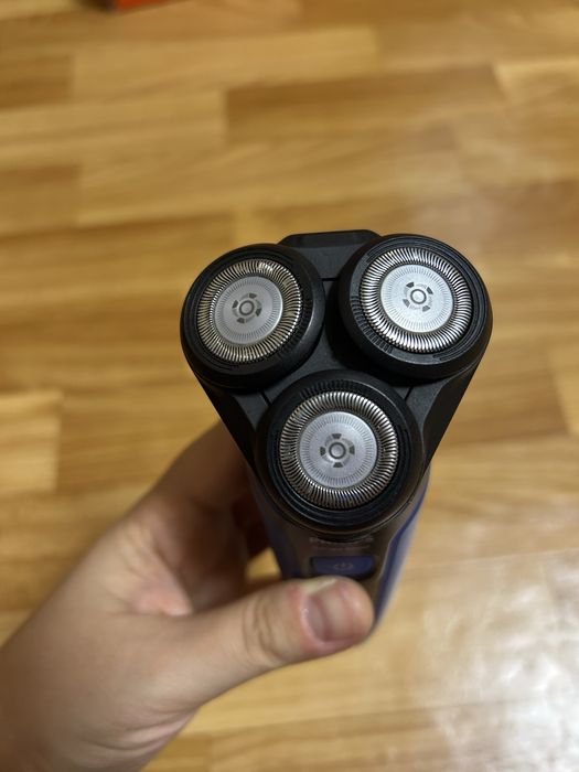 Продавам електрическа самобръсначка Philips Series 5000