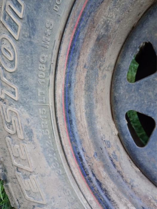 Vând urgent cauciucur de gip pe 33x12.5R15