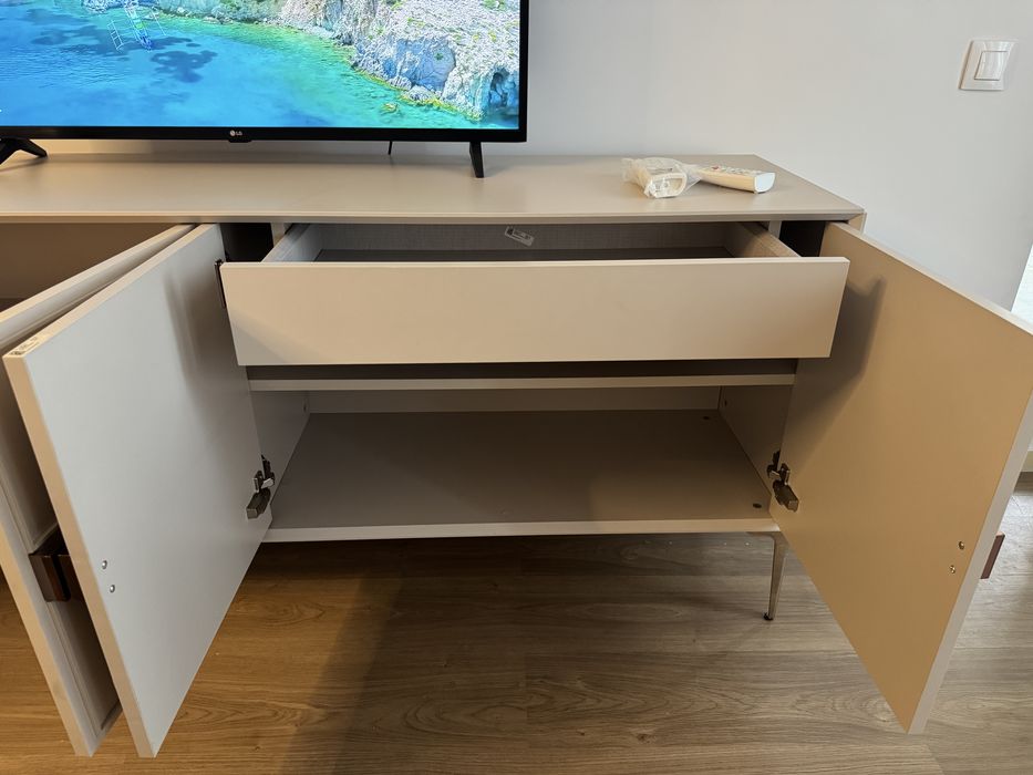 Vand comoda TV impecabila Casmir