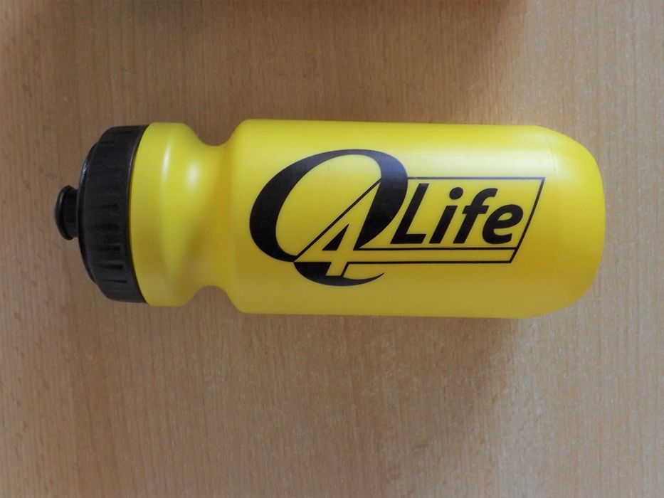 Метален термос и пластмасово шише за туризъм