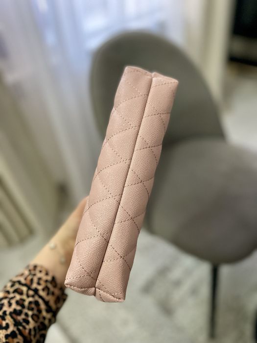 Geantă cosmetice/portfard Guess