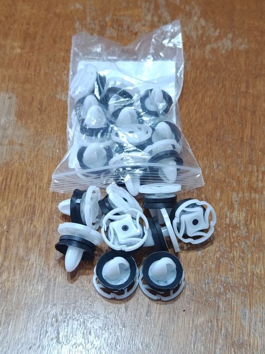 Clipsuri (agrafe) pt fixarea tapițeriei interioare pe portierele auto