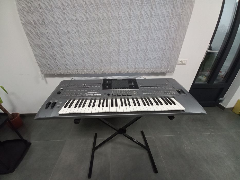Vând Yamaha Tyros 5  61 clape