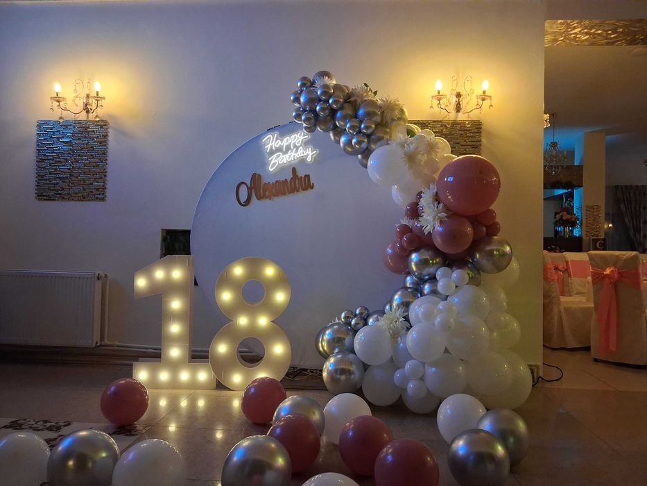 Aranjamente majorat Decor baloane Photocorner 18 ani / zi de nastere / botez / gender reveal Decor baloane Bucuresti Panou foto