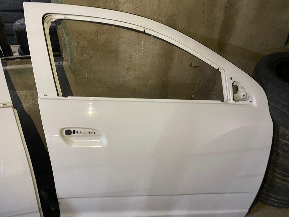 Переднее правая дверь на кобальт.