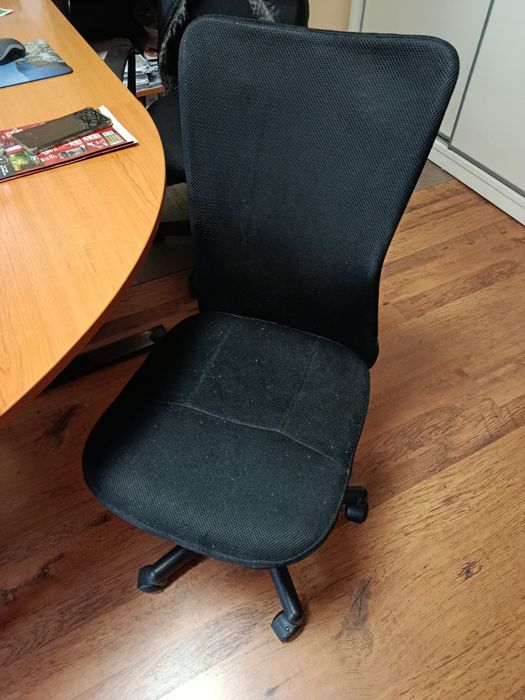 Офис стол в черен цвят