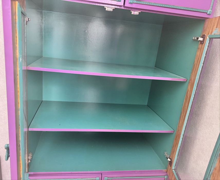 Яркий шкаф для смелого интерьера