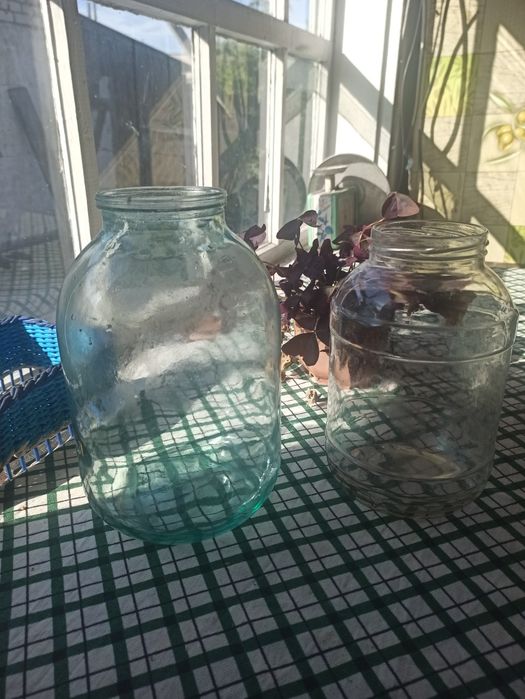 Банки трехлитровые и двухлитровые.