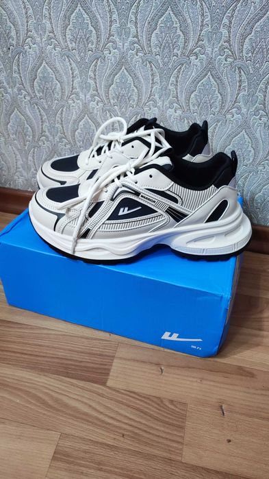 Кроссовки новые 41 рр