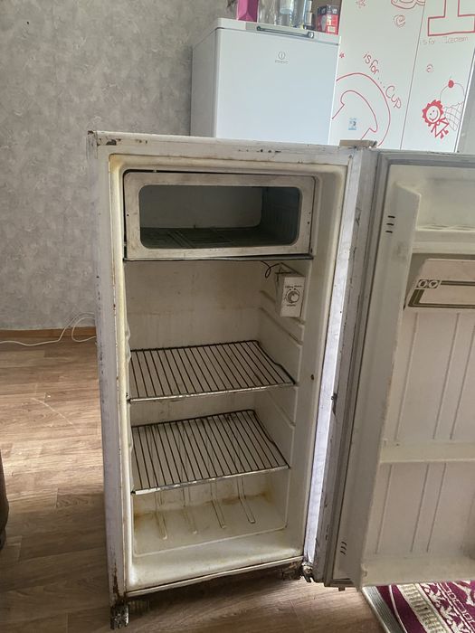 Холодильник работает