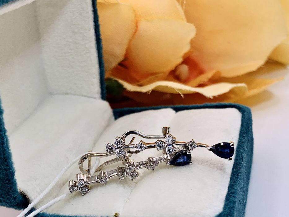 Лаконичные золотые серьги с бриллиантами и Сапфирами