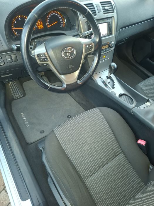Toyota avensis 2,2 d-cat cutia automata  an 2011