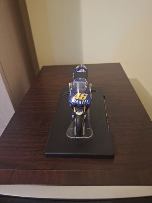Macheta Valentino Rossi Yamaha YZR-M1 2004 1/18 1:18