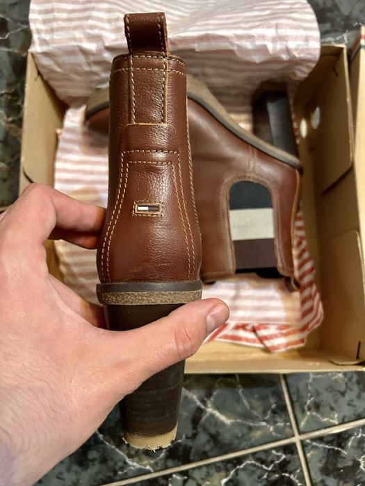 Vand ghete dama Tommy Hilfiger 39 piele maro