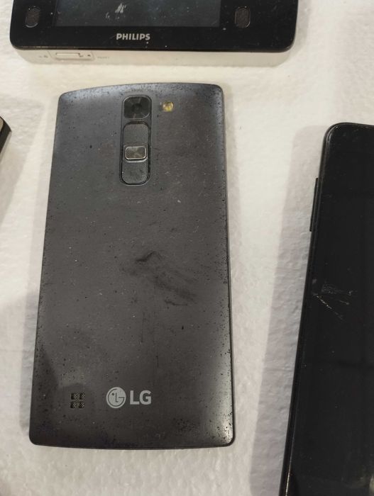 Телефони за части