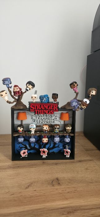 Suport figurine Stranger Things cu LED-uri + Colectia integrala