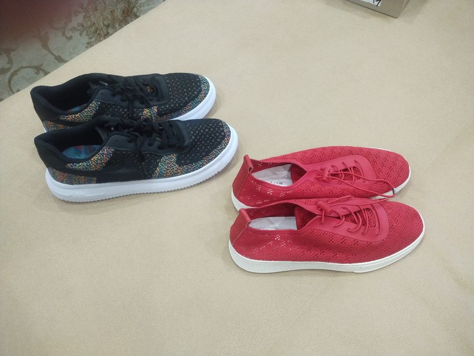 Продам женские кроссовки и макассины.