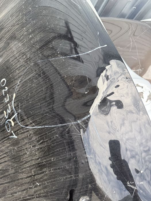 Капот веста оригинал с диффектом