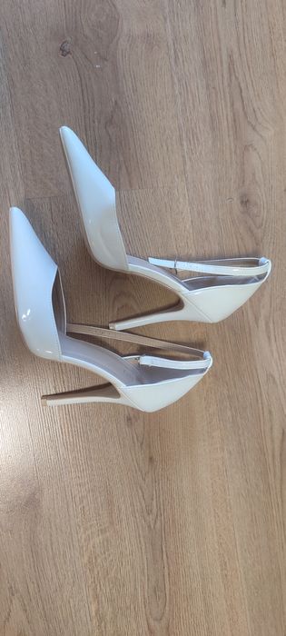 Бели обувки на висок ток