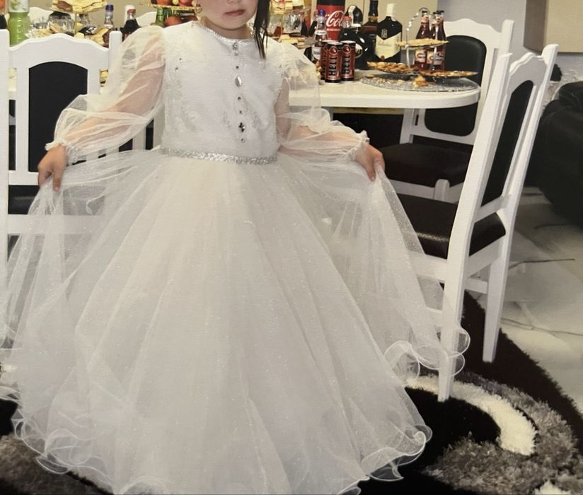 Vand rochie fetite marimea 8,9 ani