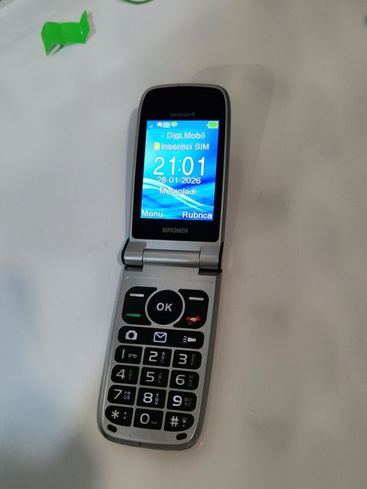 Telefon cu clapeta cu încărcător