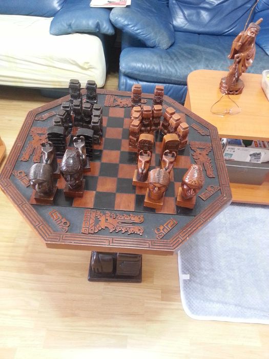 Joc de sah cu masa sculptat manual