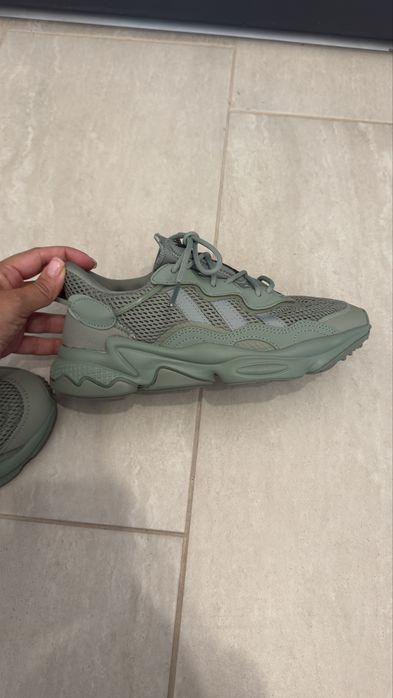 adidas Спортни обувки OZWEEGO