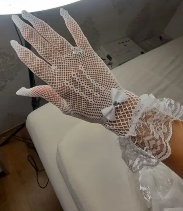 Роскошные женские перчатки в белом и черном цвете