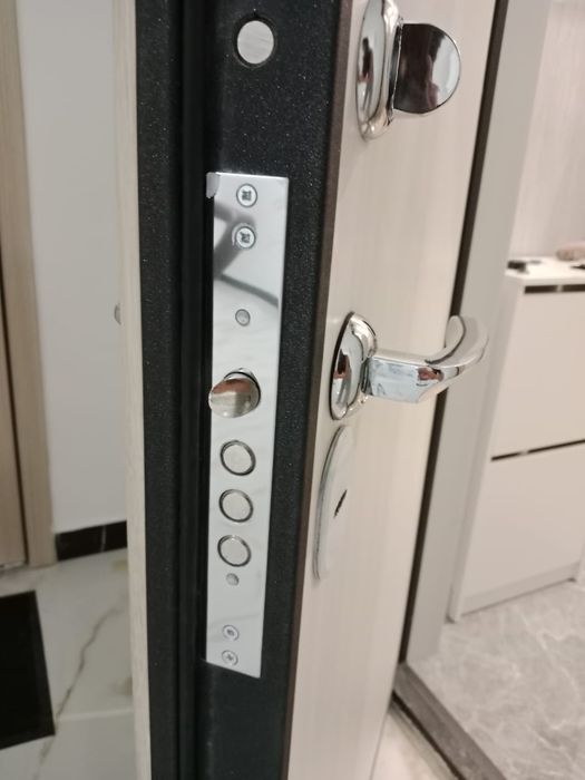 Замена сердцевины ремонт замков и ручек. Вскрытие дверей и автомобиля.