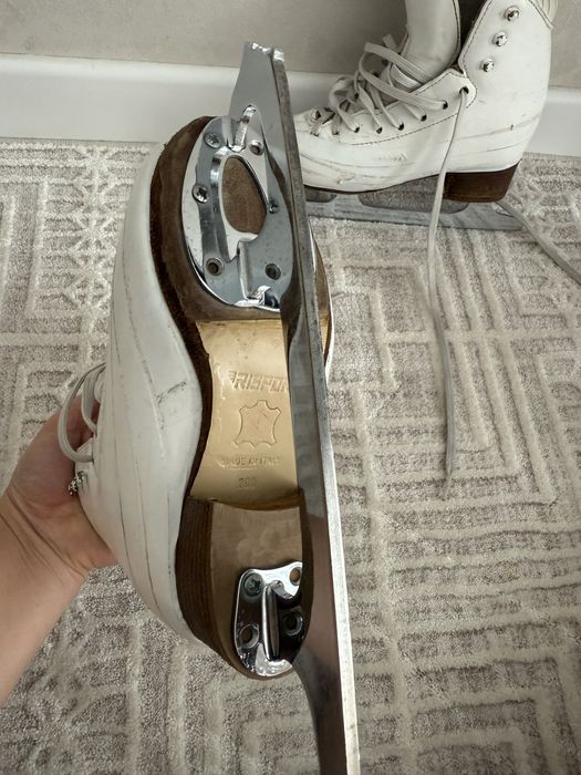 Продам профессиональные коньки