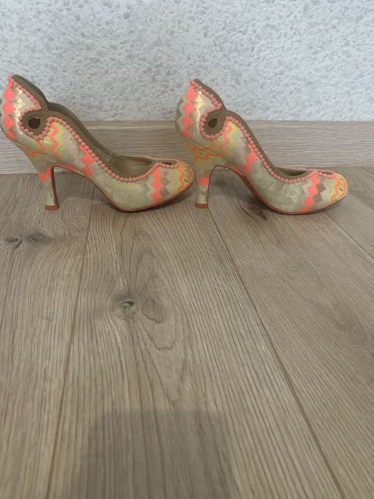 Дамски обувки на висок ток