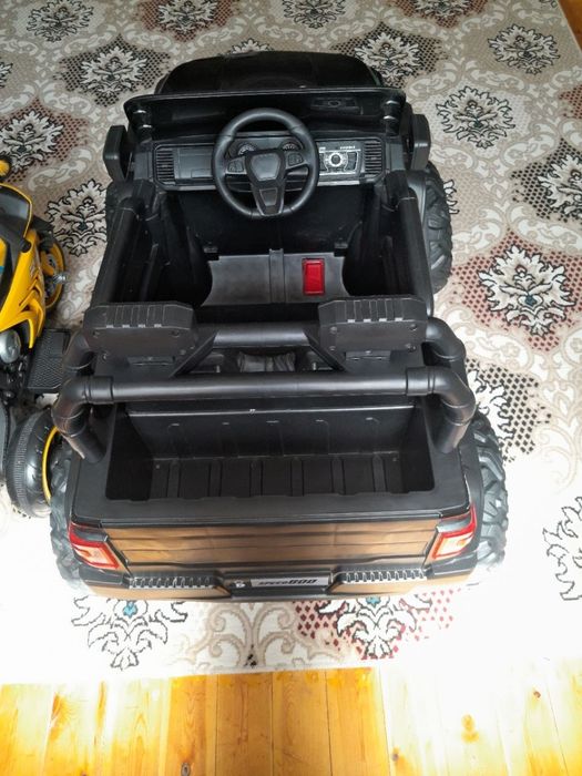 Продаёт детские машинки