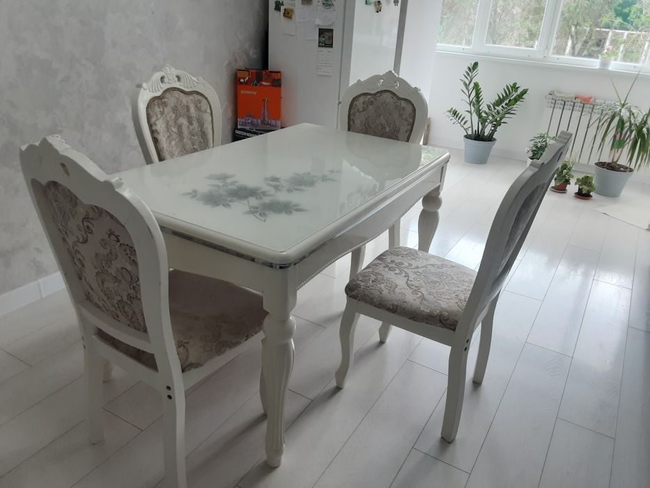 Обеденный стол со стульями