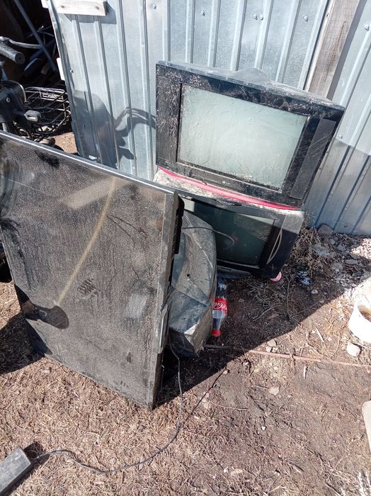 Продам 4 телевизора 3 старых один более современный