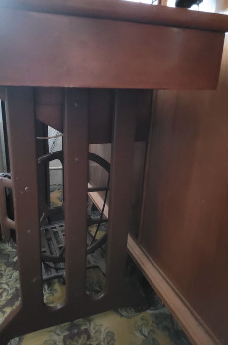 Masa și masină de cusut vintage