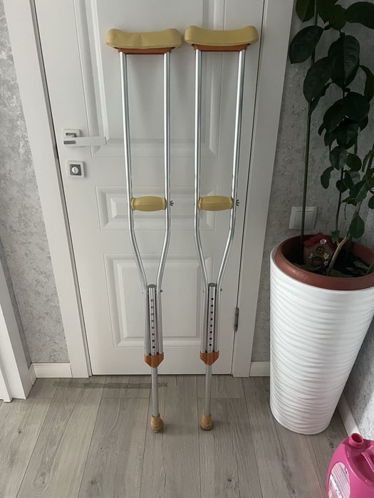 Продам два костыля за 8000