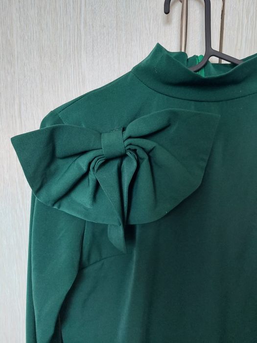 Vând rochie elegantă culoare verde smarald, cu fundă statement la gât,