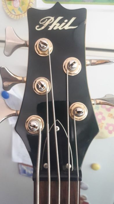 Bass guitar Phil