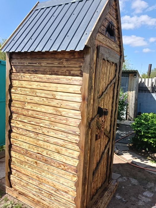 Садовый деревянный туалет