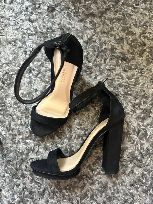 Сандали Fashion Nova