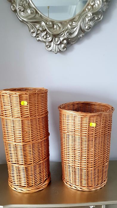 Coșuri vechi  din nuiele împletite