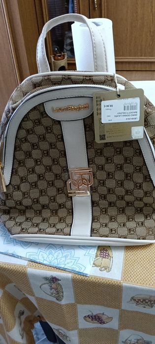 Vand adidași Guess   650lei , rucsac Laura Biagiotti 250 lei.   Portofel si curea Laura Biagiotti 200 lei