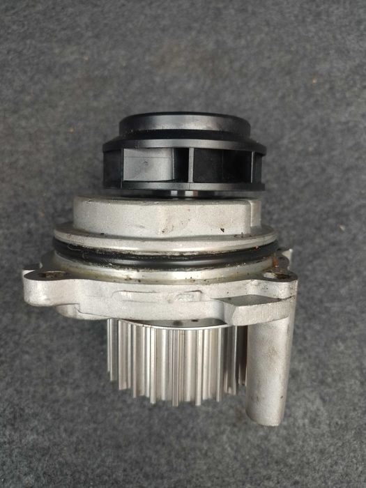 4исто нова водна помпа за ауди а4 б6