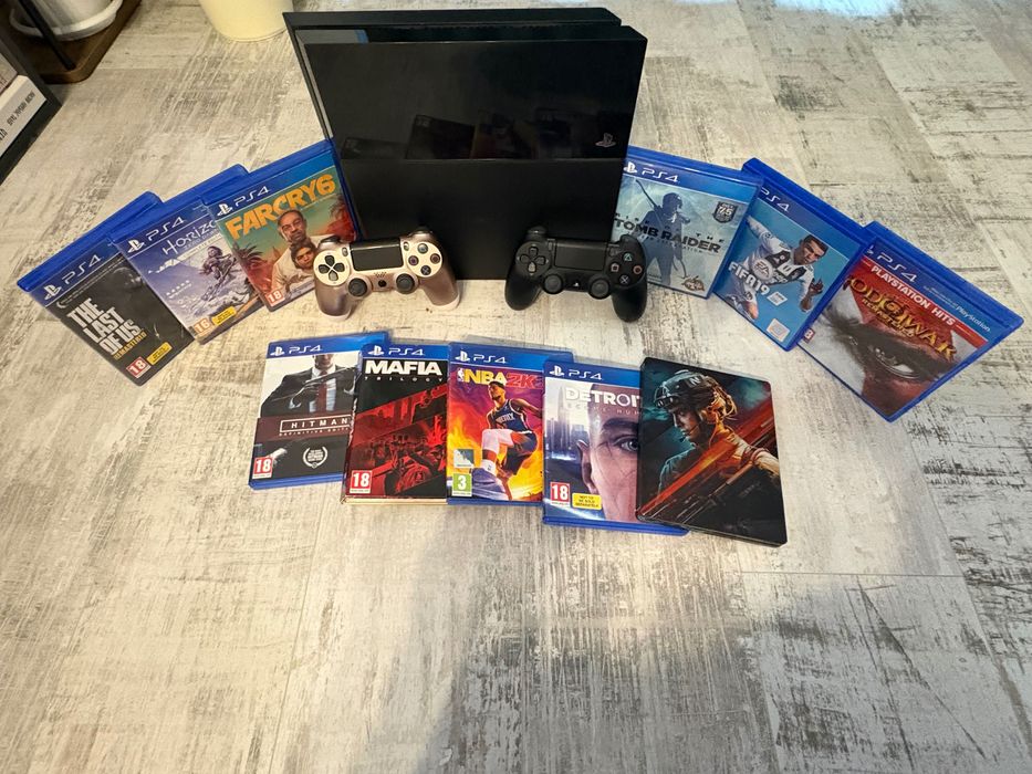 PlayStation 4 с 11 игри и 2 джойстика