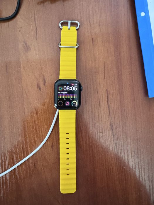 Продам смарт часы Apple watch SE