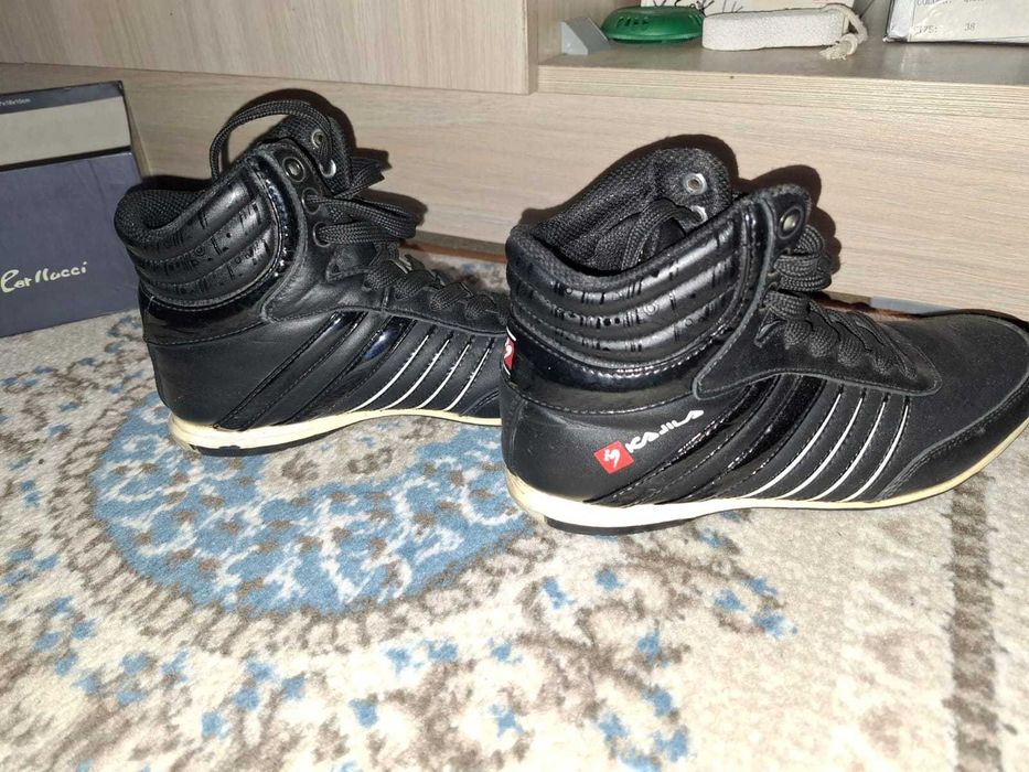 Продам кроссовки женские