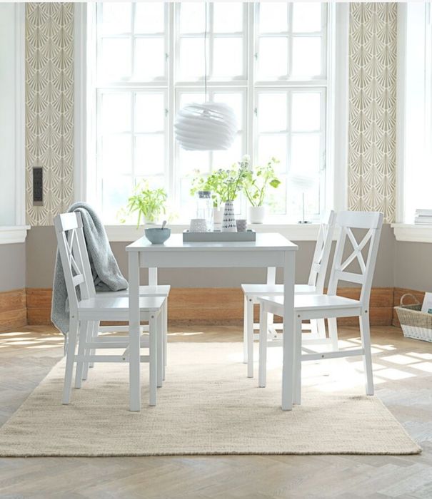 Кухненска маса със 4 стола.