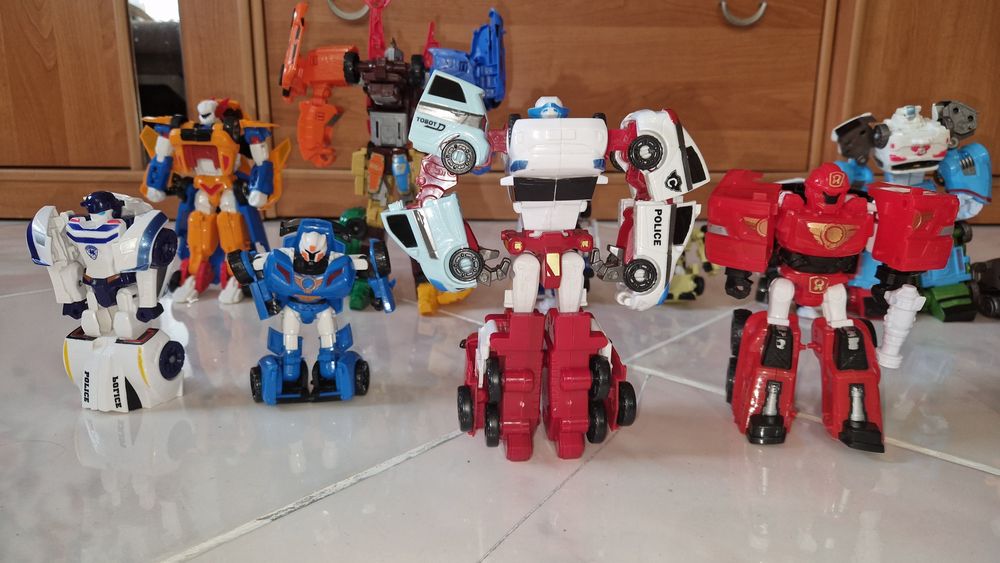 Продам игрушки трансформеры Тоботы