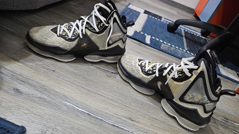 Lebron 19 Alb / Negru / Aur Metalizat