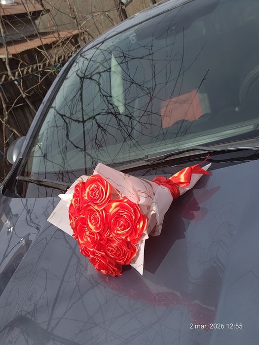 Realizez buchete trandafiri satin